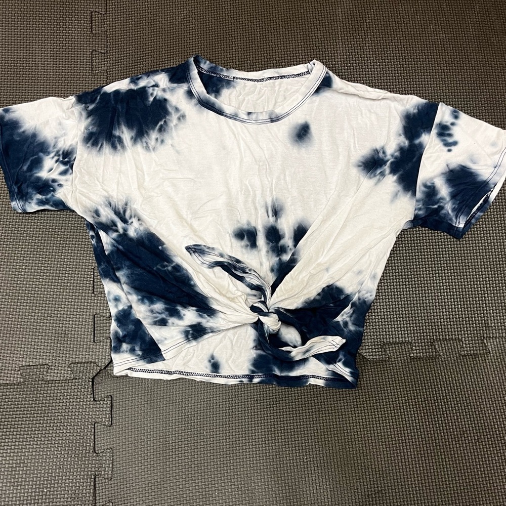 Cropped tye dye shirt. Light weight and breathable. I wore it for 4th of July.